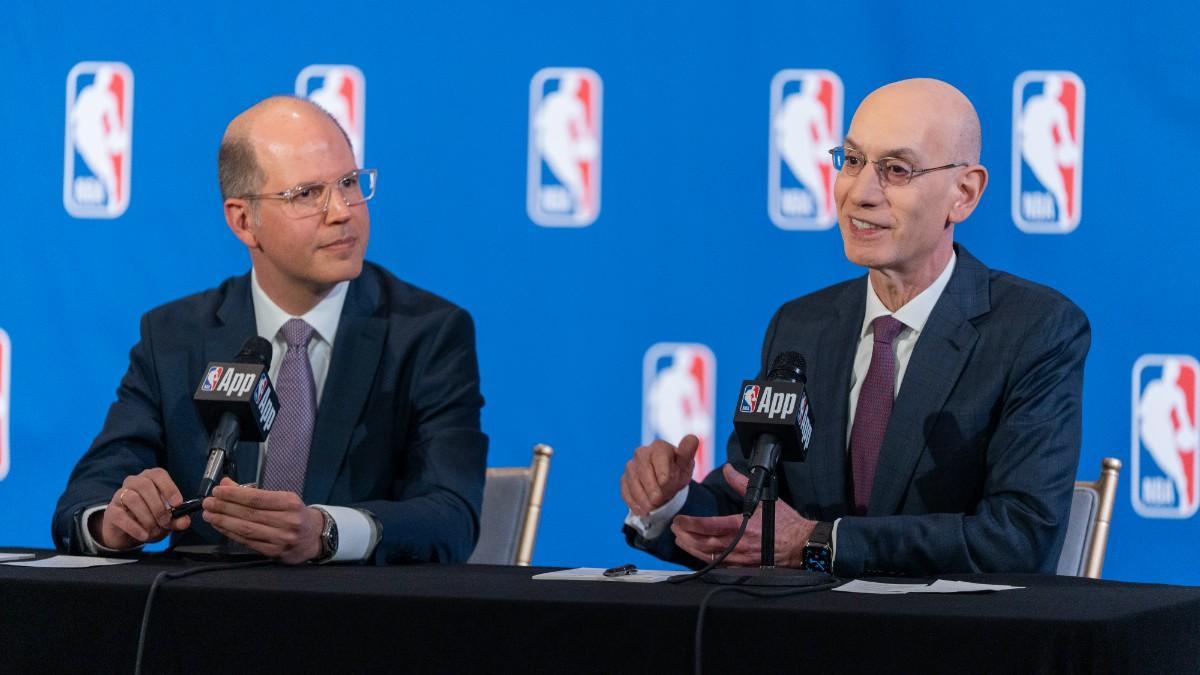 Andreas Zagklis, junto al comisionado de la NBA, Adam Silver