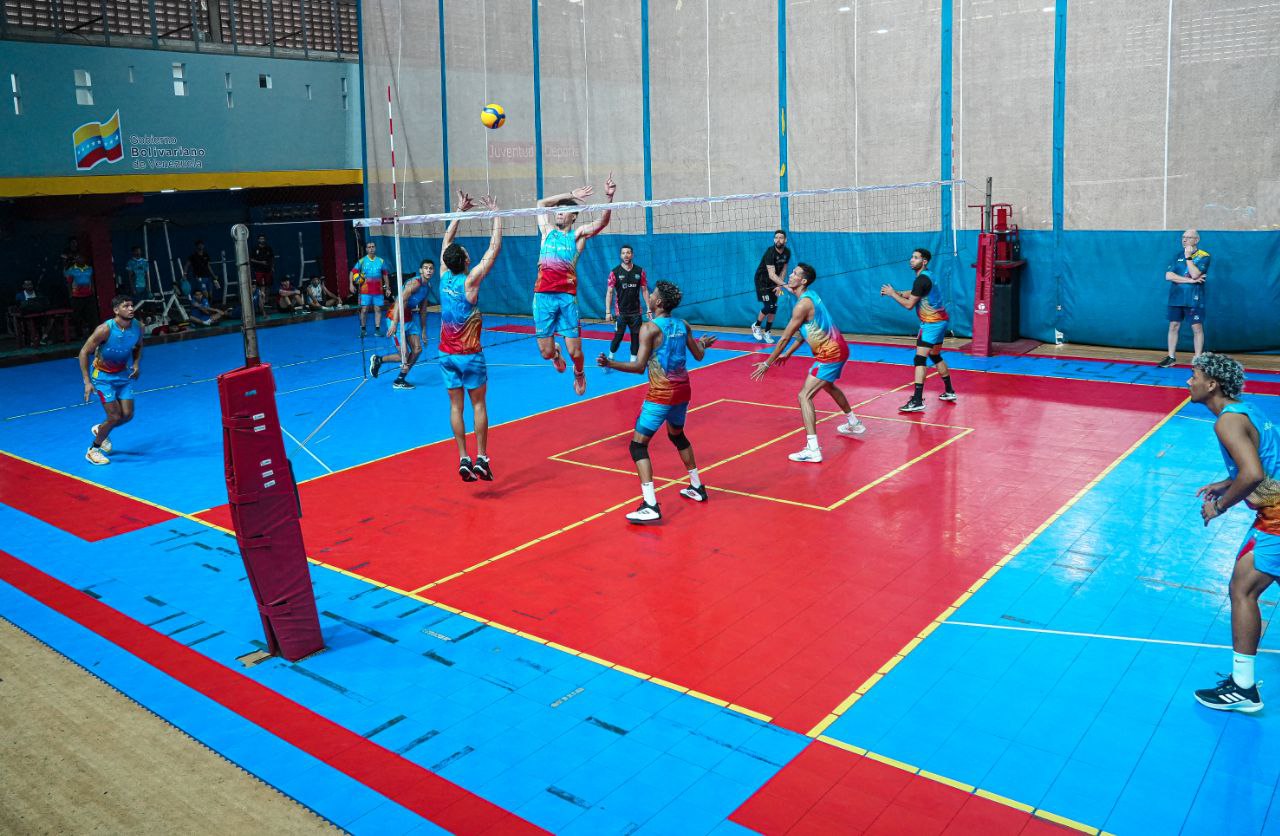 Voleibol resurge con sus emblemas
