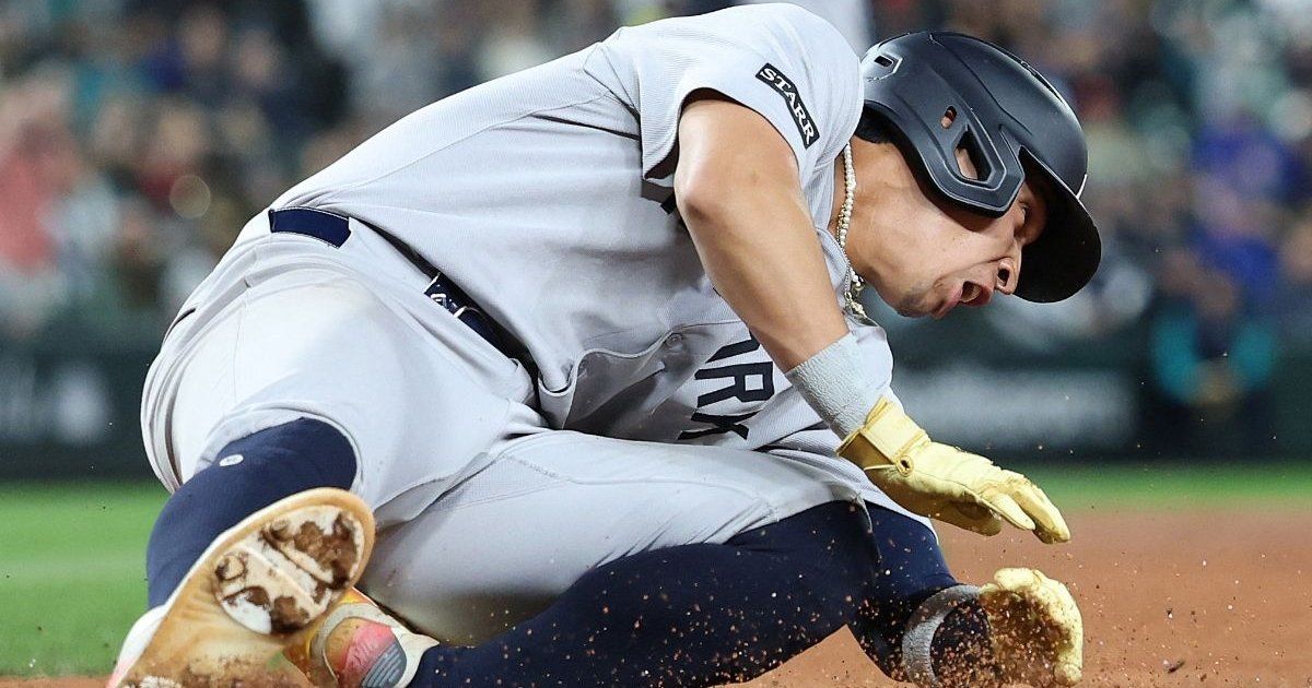 Venezolano Oswaldo Cabrera sufre escalofriantte lesión de tobillo y es retirado en ambulancia