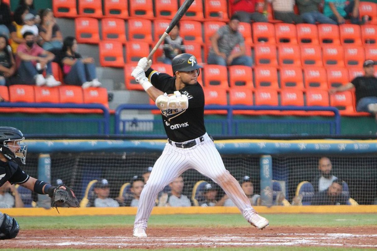 Ángel reyes domina méxico a punta de batazos