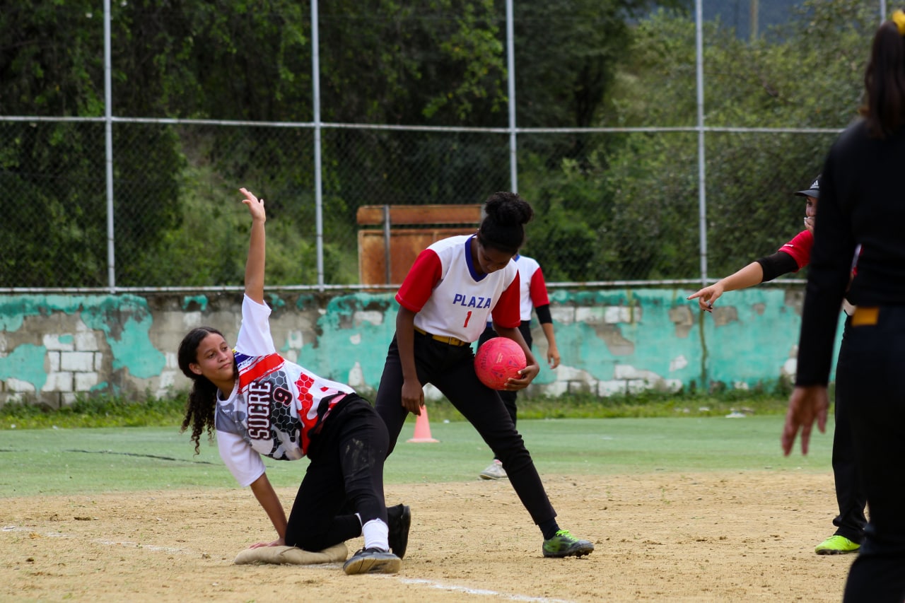 Kickingball sigue creciendo en la playa