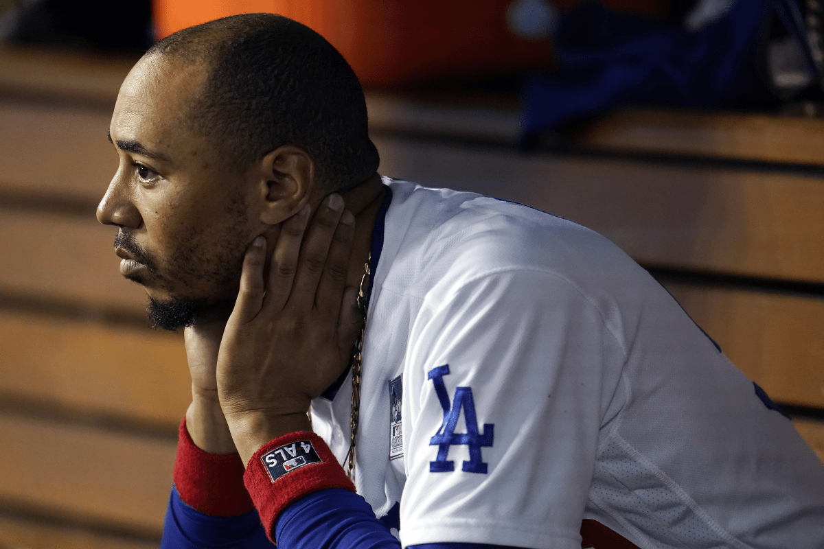 Dave roberts manda a la banca a mookie betts por no batear