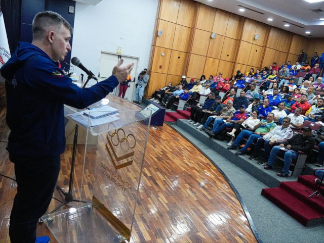 Entregan credenciales para Juegos Estudiantiles