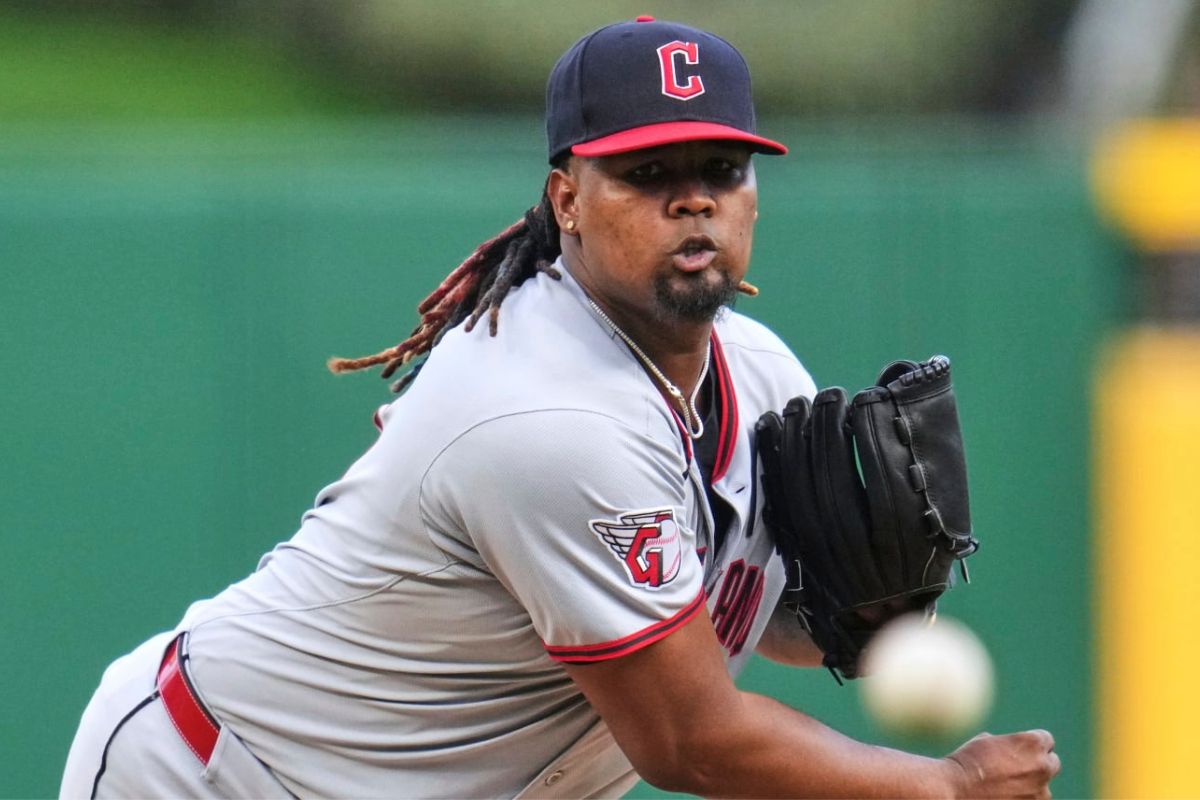 Luis l. Ortiz recibe noticias de mlb / foto: mlb