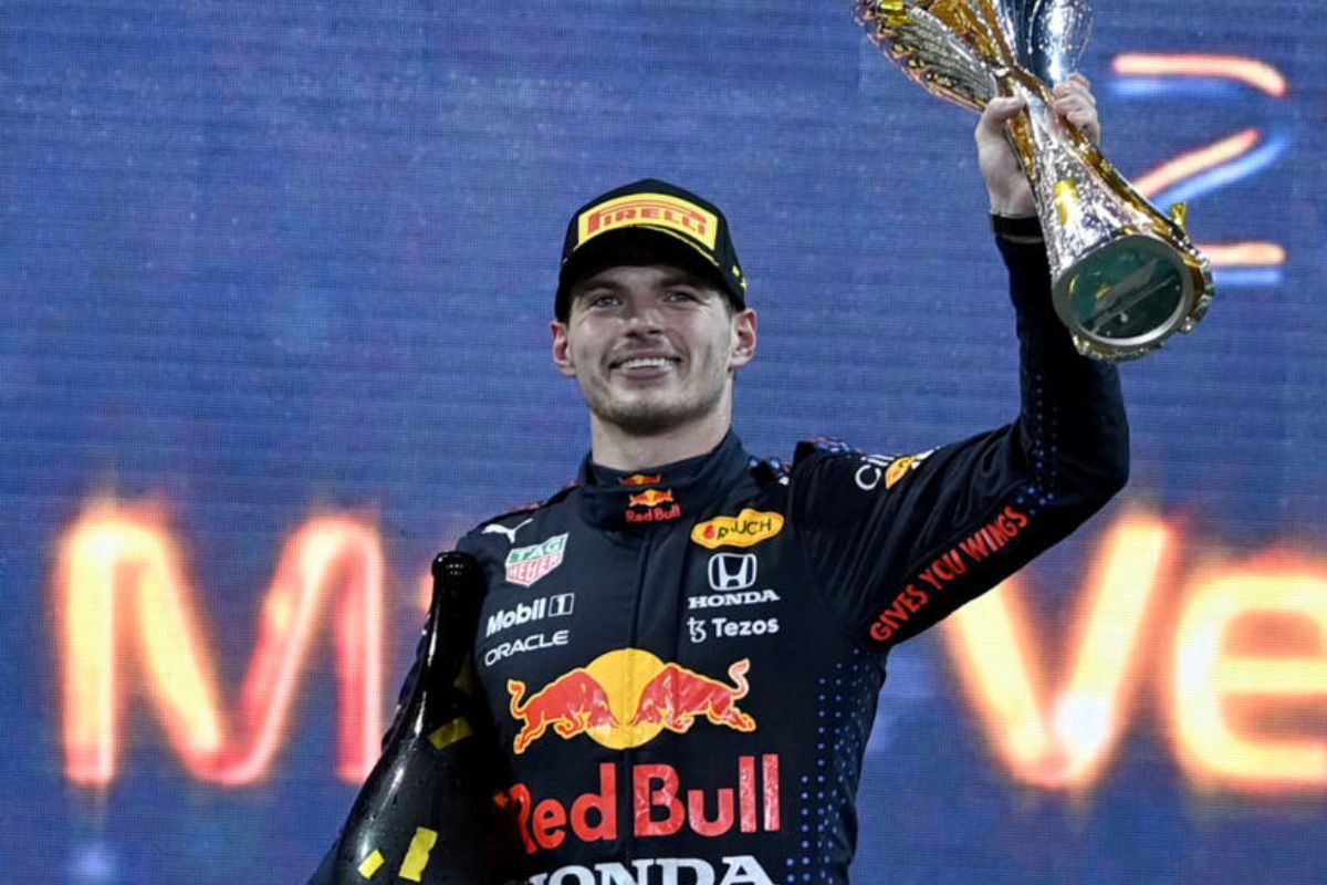 Max verstappen está en la mira de mercedes en 2026