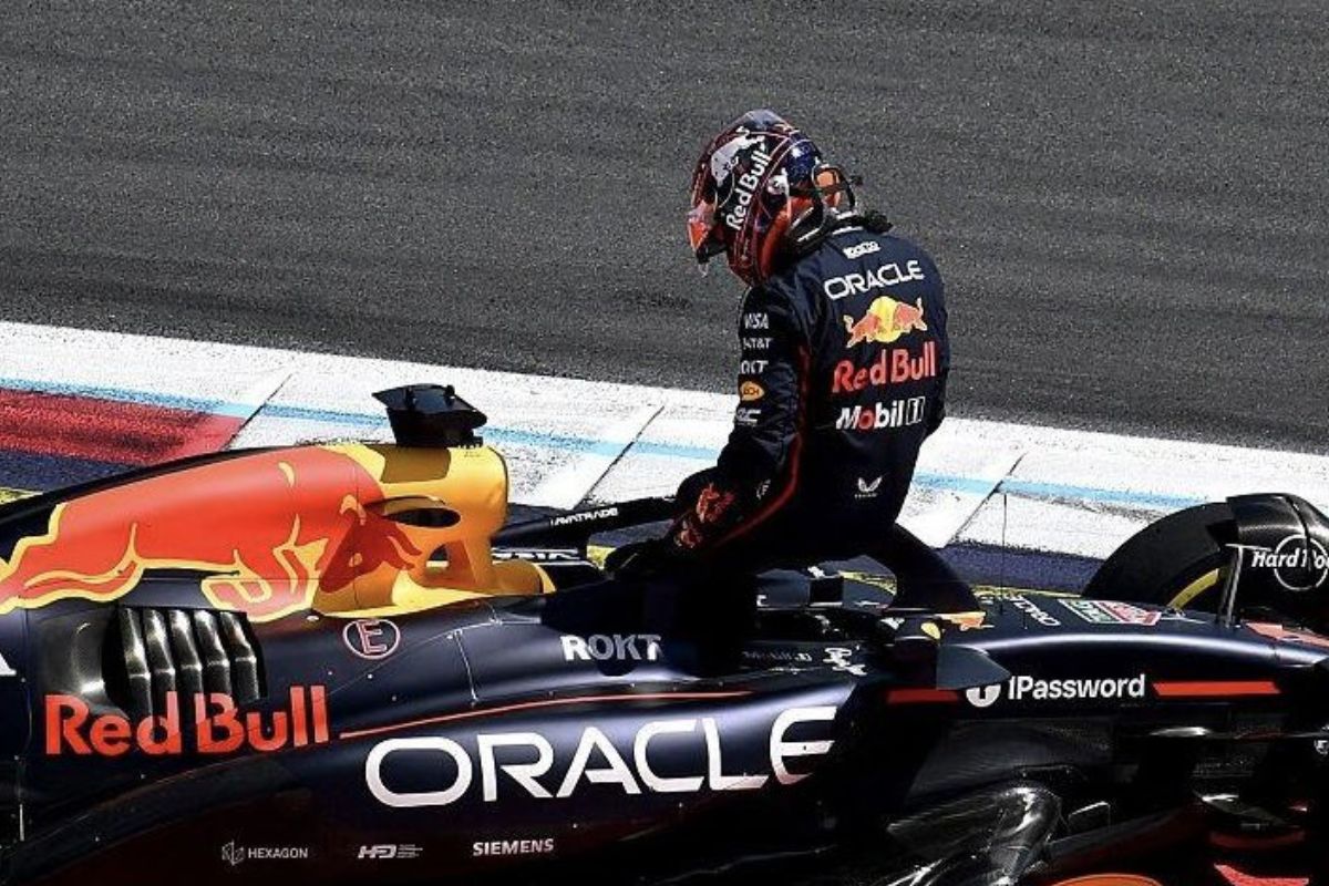 Max verstappen recibe flores de mclaren
