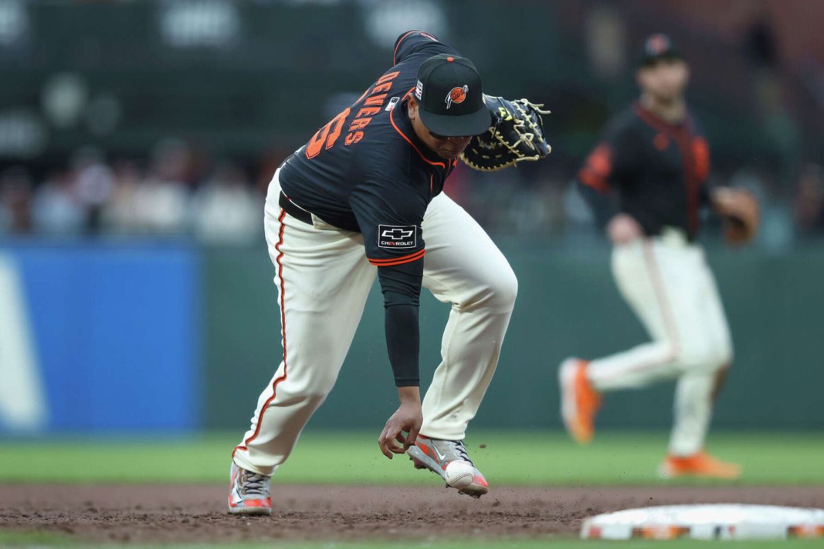 Rafael devers sigue aprendiendo en primera base / foto: san francisco chronicle