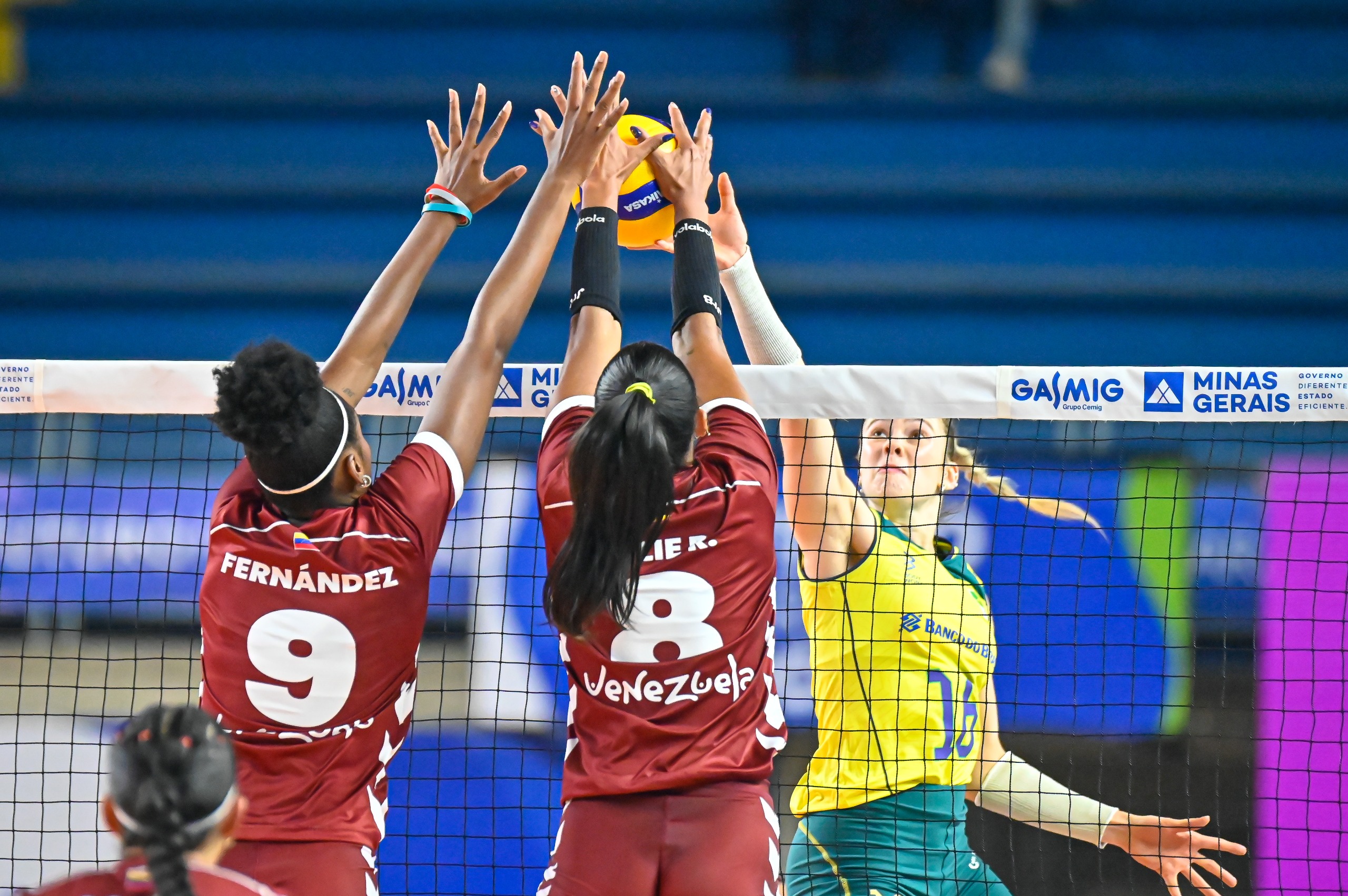 Voleibol femenino lucha por un triunfo