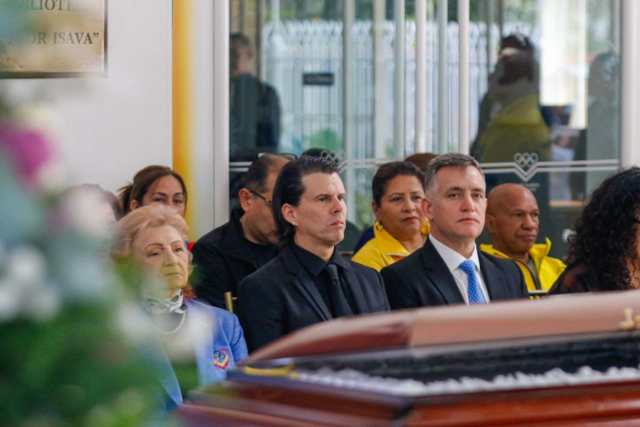 Julio César León recibió emotivo adiós