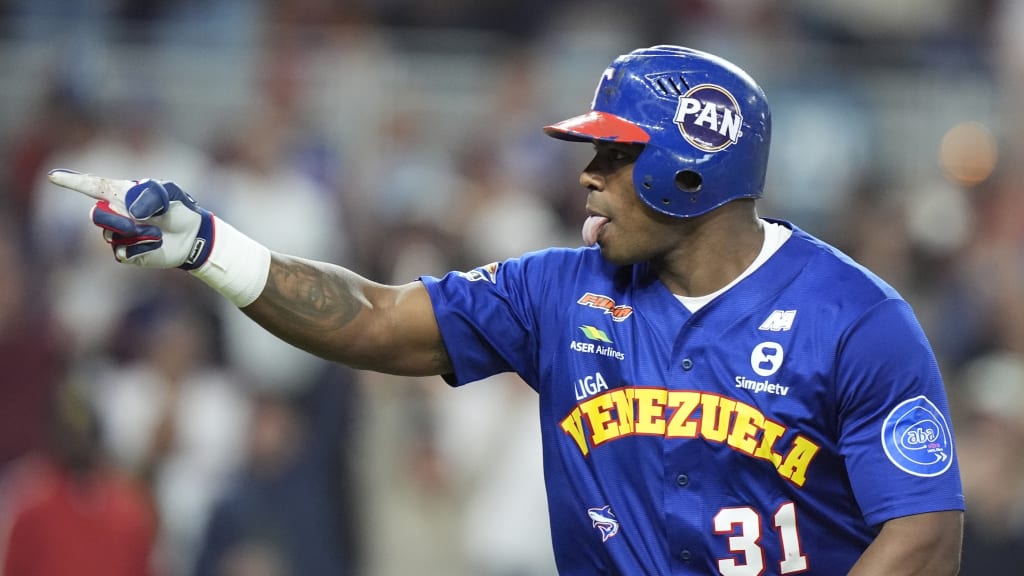 Yasiel puig firma con los navegantes del magallanes