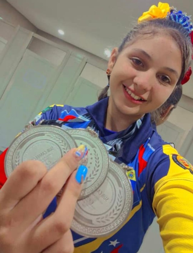 Albany González precoz campeona de billar