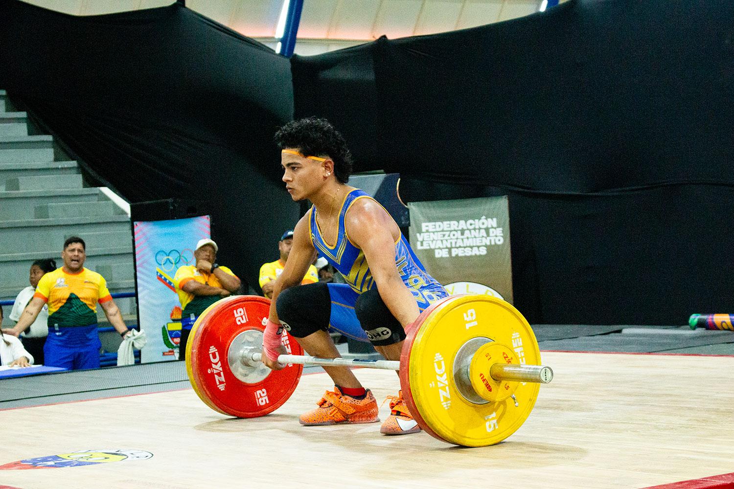 Caracas y Falcón dominan sub-20 de pesas