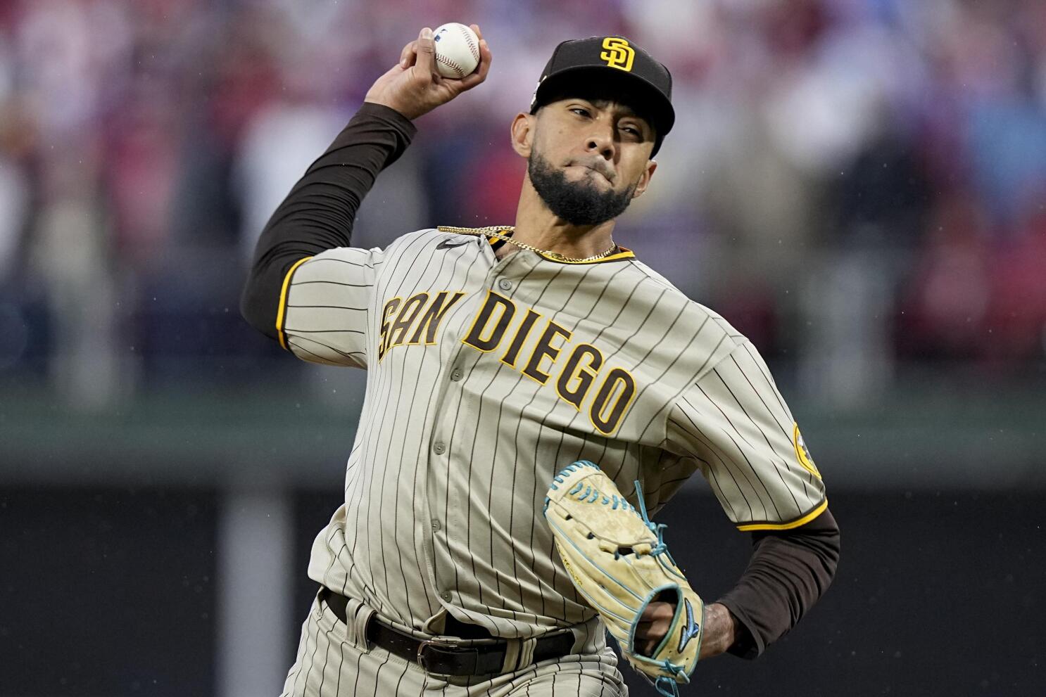 Dodgers buscaran arrebatarle el cerrador robert suárez a los padres