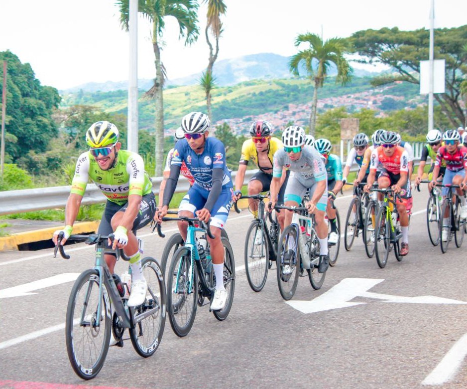 Linarez gana tercera etapa y Mora sigue líder