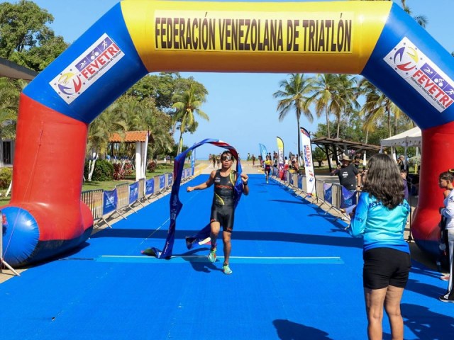 Martínez y Torrealba dominaron triatlón sprint