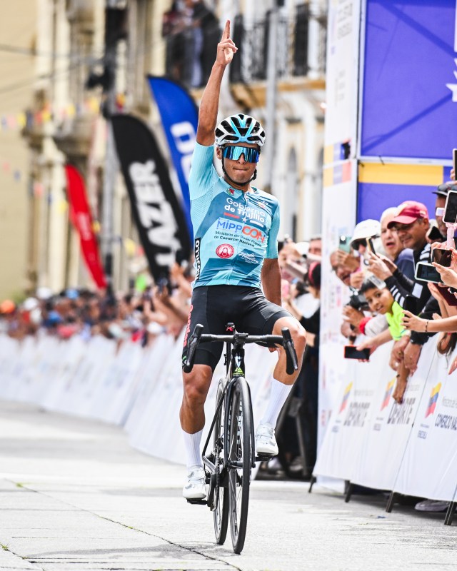 Mora domina la montaña y lidera la Vuelta