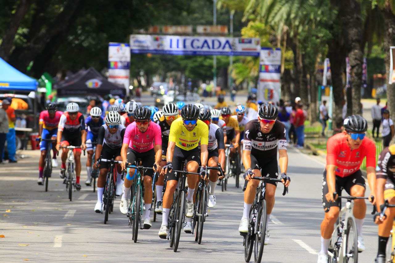 Pedalistas consagrados respaldan la Vuelta