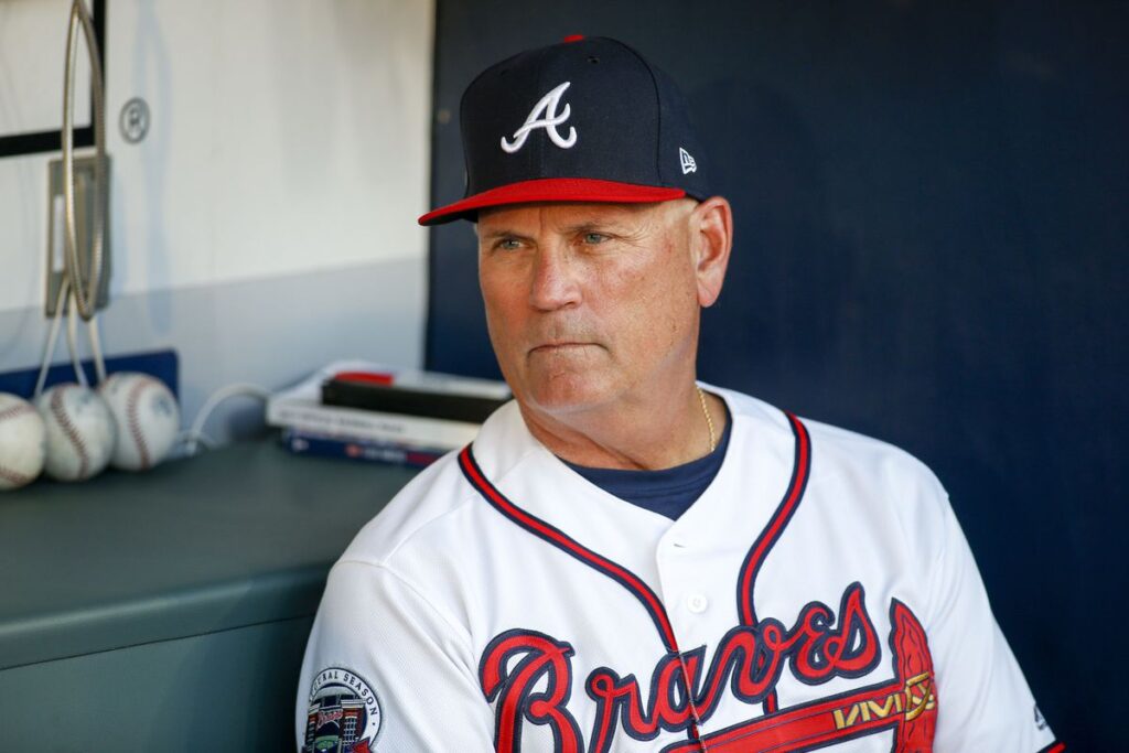 Brian snitker deja su puesto como mánager de bravos tras 10 años