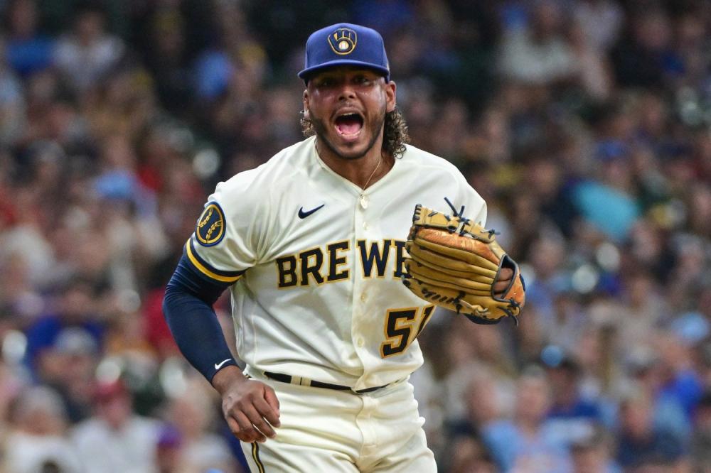 Cerveceros tomarían drástica decisión con freddy peralta tras playoffs