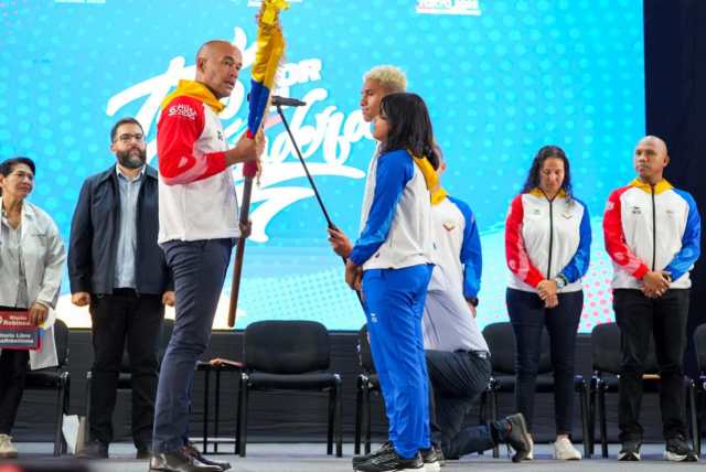 Delegaciones recibieron el tricolor nacional