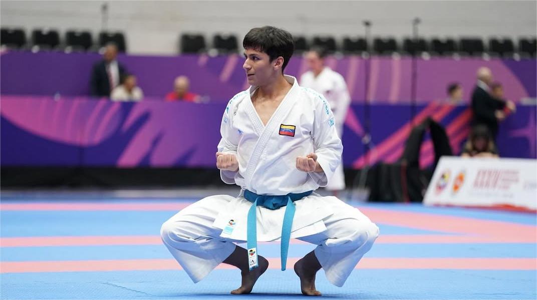 Karate escolar con golpes firmes a Córdoba