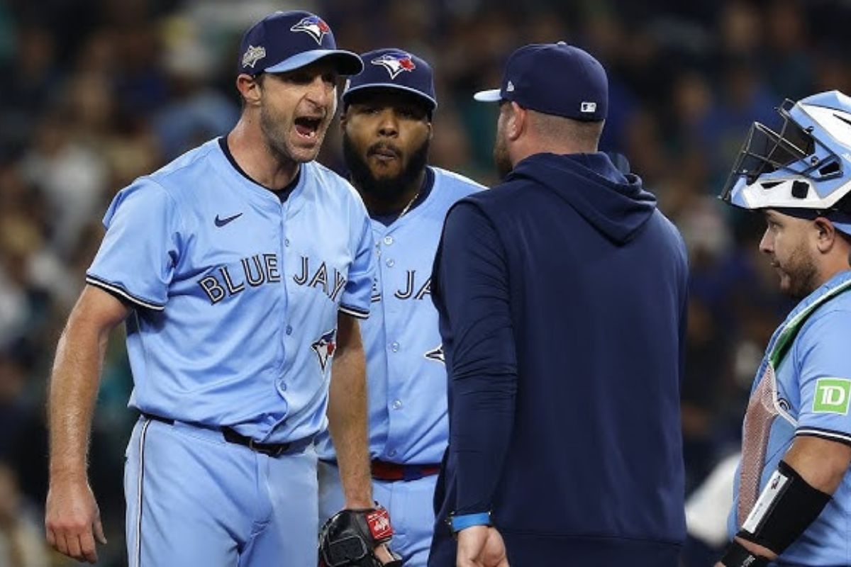 Max scherzer devuelve a john schneider a la cueva / foto: mlb