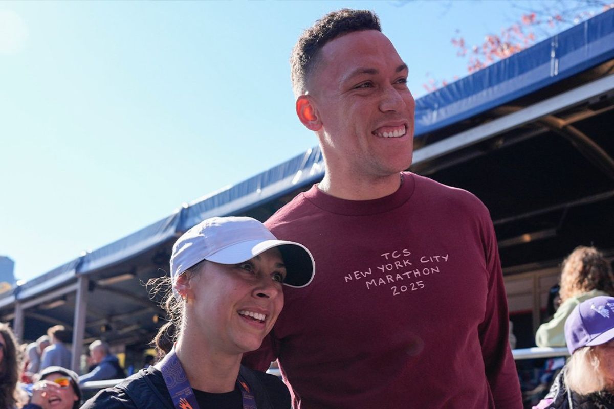 Aaron judge recibe a su esposa / foto: mlb