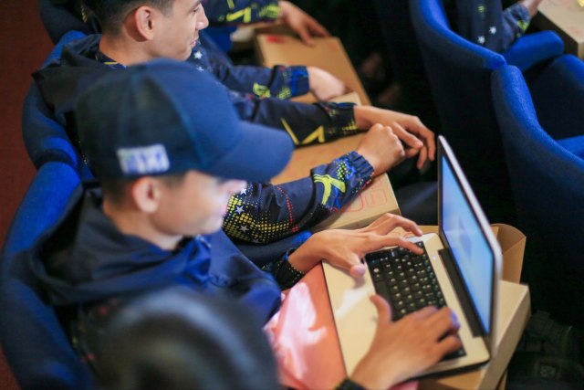 Atletas reciben laptops como reconocimiento