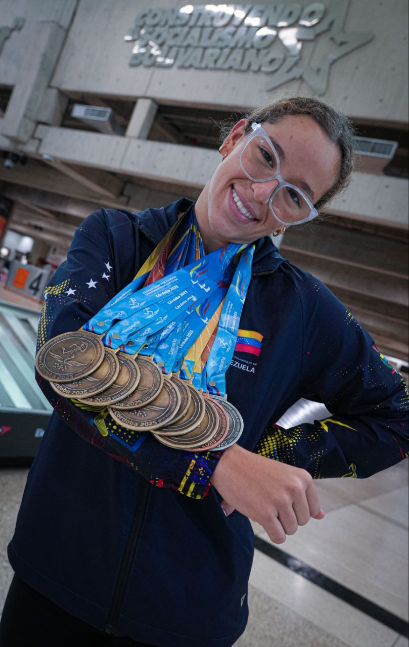 Campeones estudiantiles volvieron llenos de oro