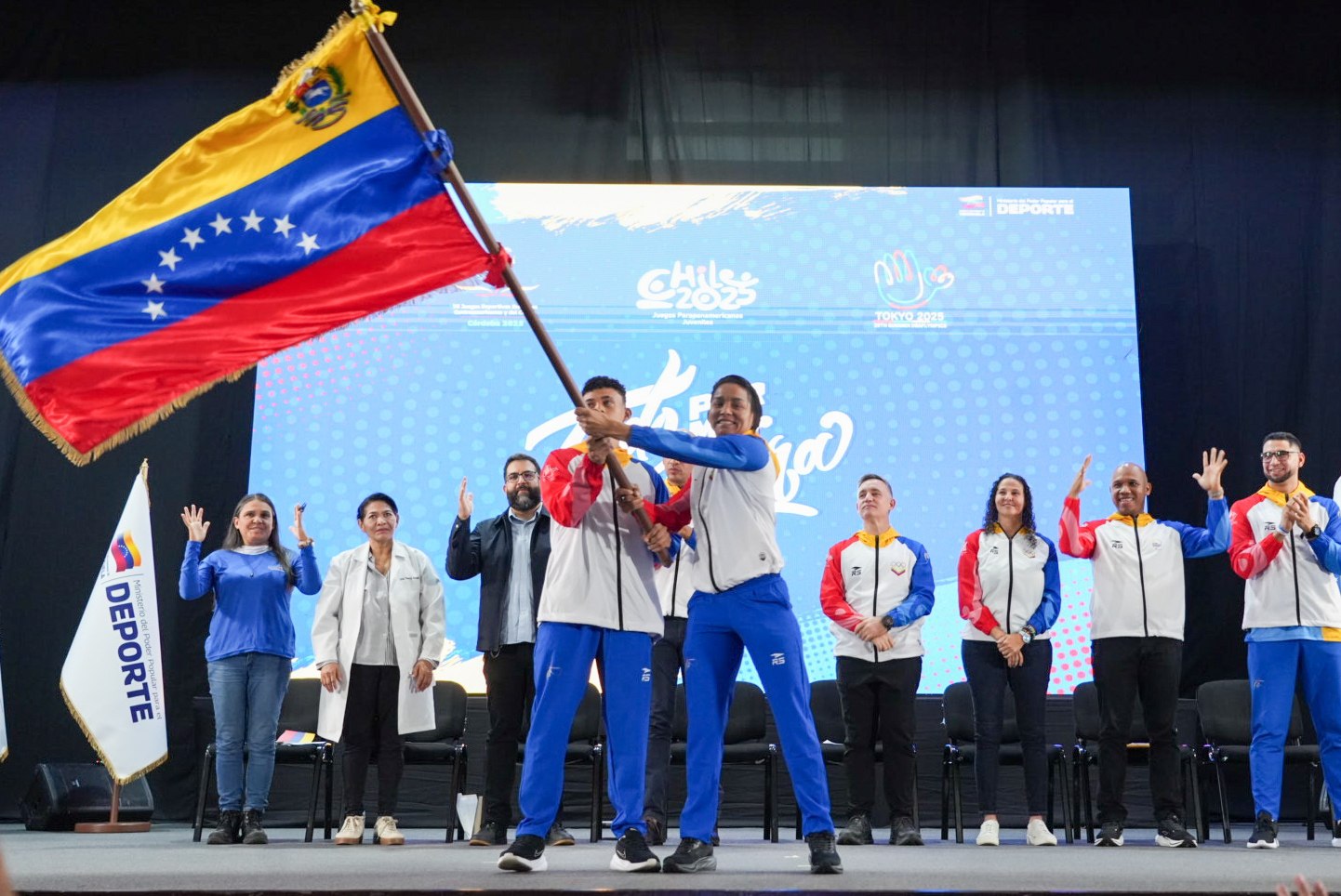 Deportes de combate llevan la bandera en Tokio