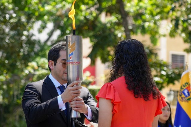 Fuego bolivariano inicia ruta a Lima y Ayacucho