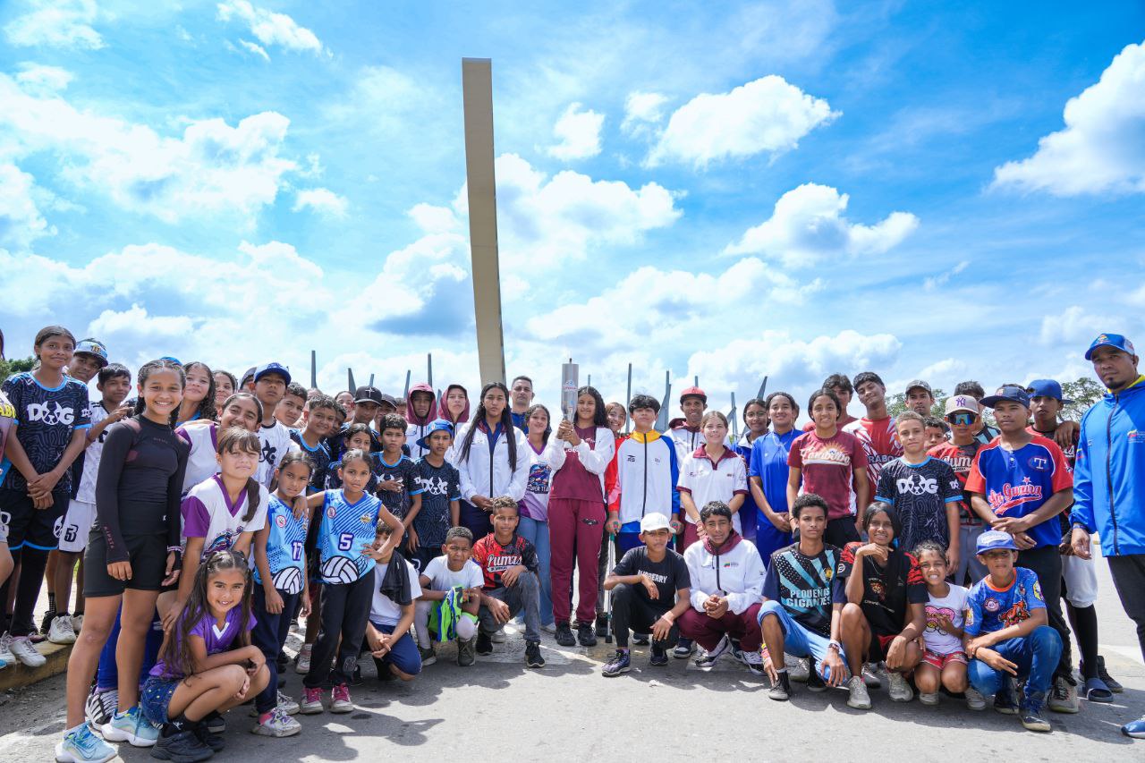 Fuego patrio alumbra los Juegos Comunales