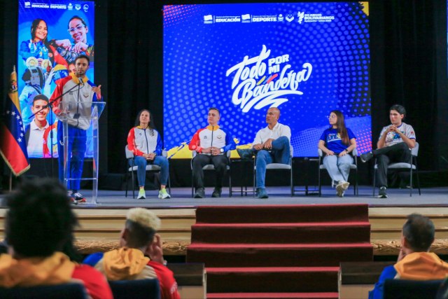 Jorge Otaiza y Yocelin Canache abanderados