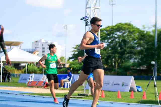 Quintero y Flores mandaron en atletismo escolar