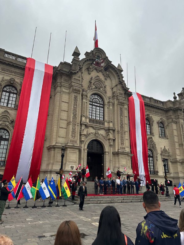 Tricolor nacional ondea en el corazón de Lima
