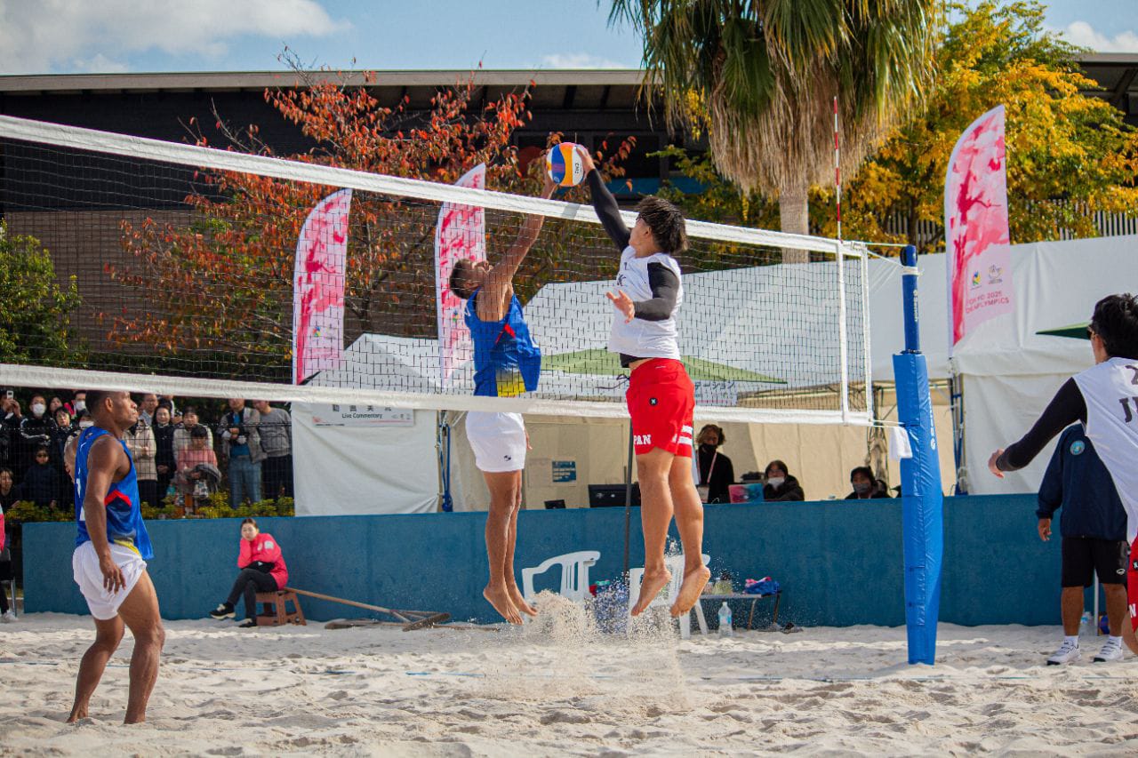 Voleibol de playa debutó con el viento en contra