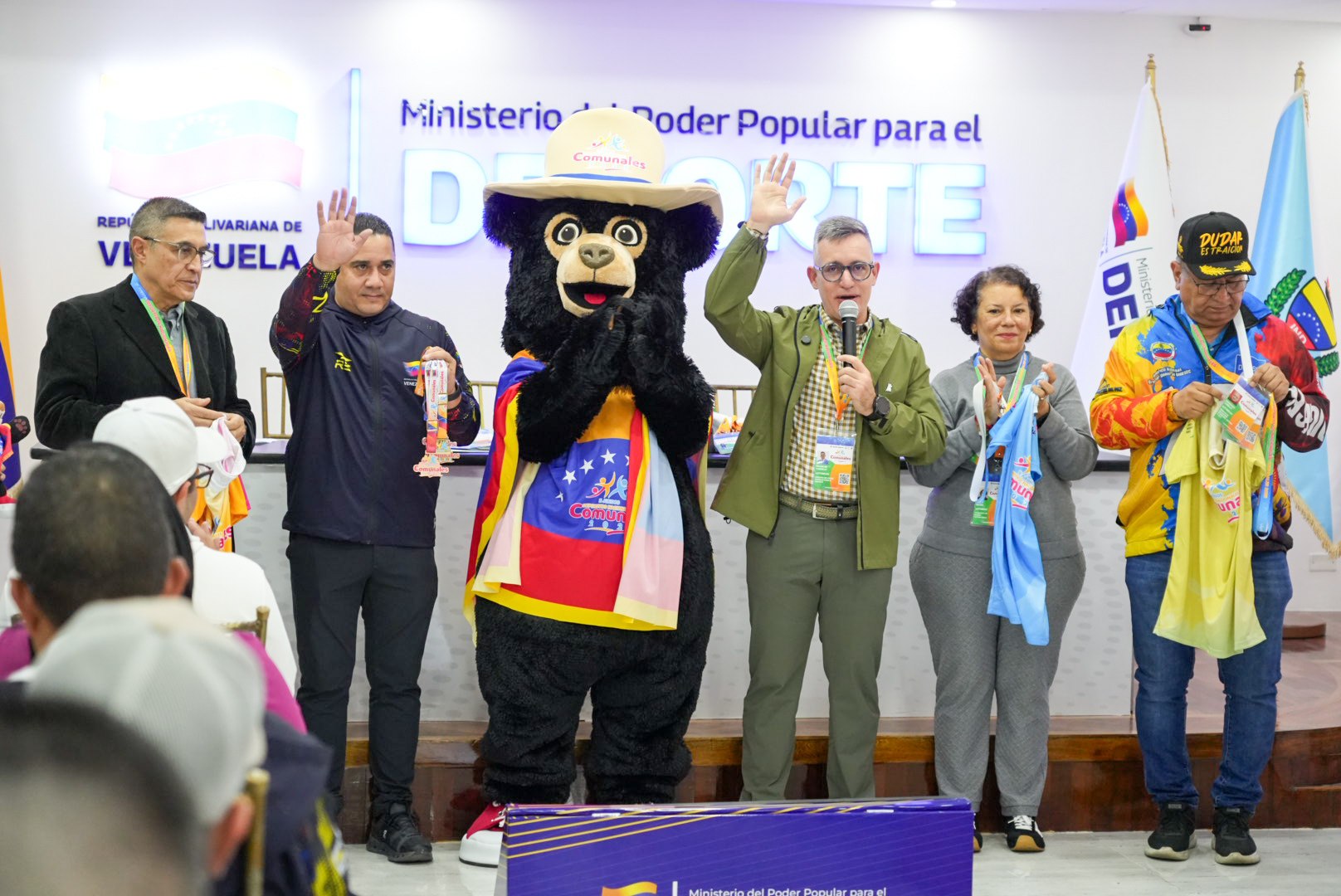 Ministro Cardillo entregó las acreditaciones