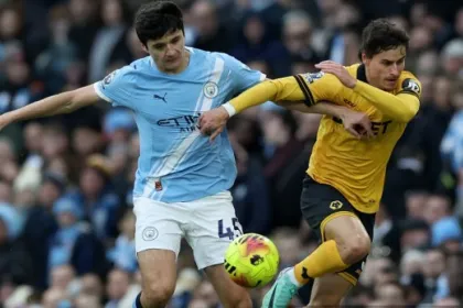 Arias y Mosquera volvieron a fallar con Wolves: derrota ante City