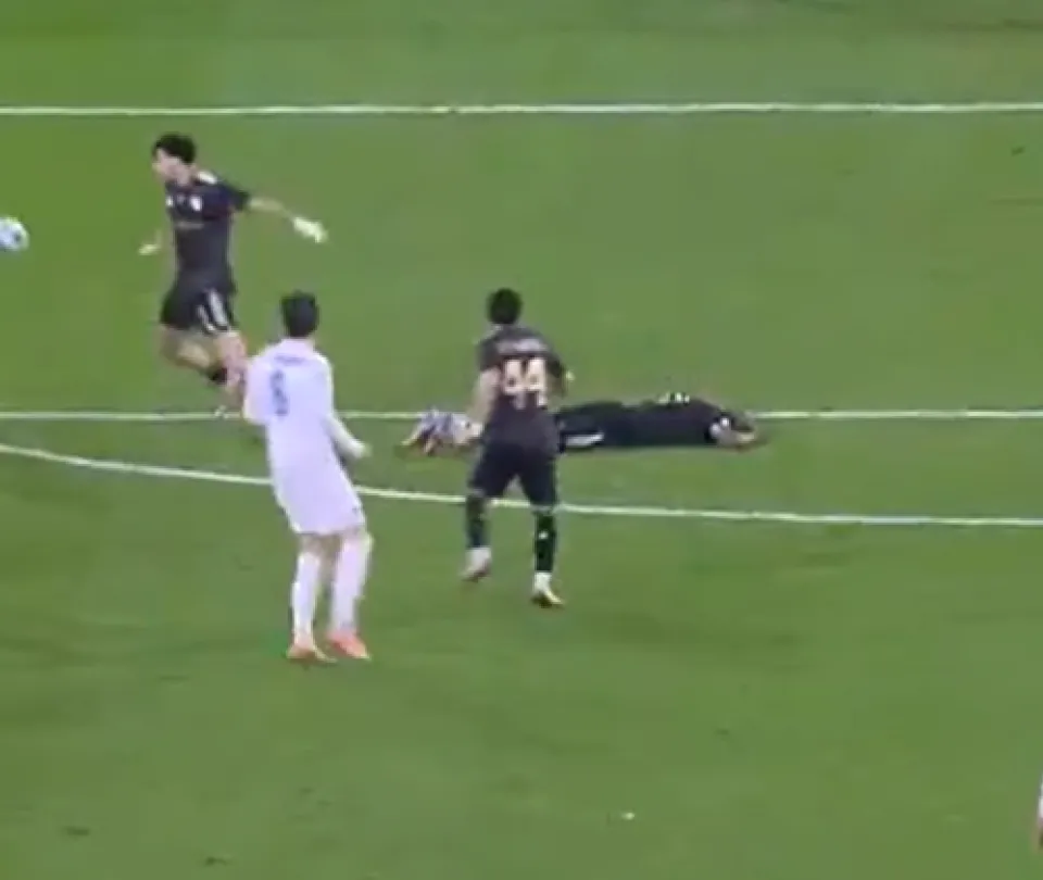 Colombiano generó preocupación en Champions: duro golpe quedó en video