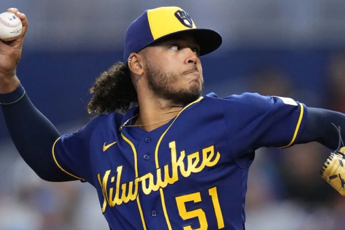 Freddy peralta podría mudarse a yankees