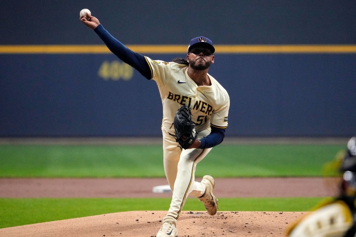Freddy peralta en la mira de yankees / foto: mlb