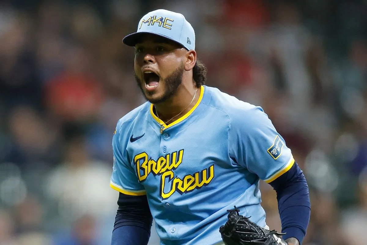 Freddy peralta es pretendido por yankees, padres y dodgers