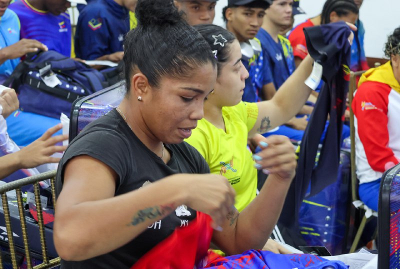 Atletas reciben dotación para entrenar