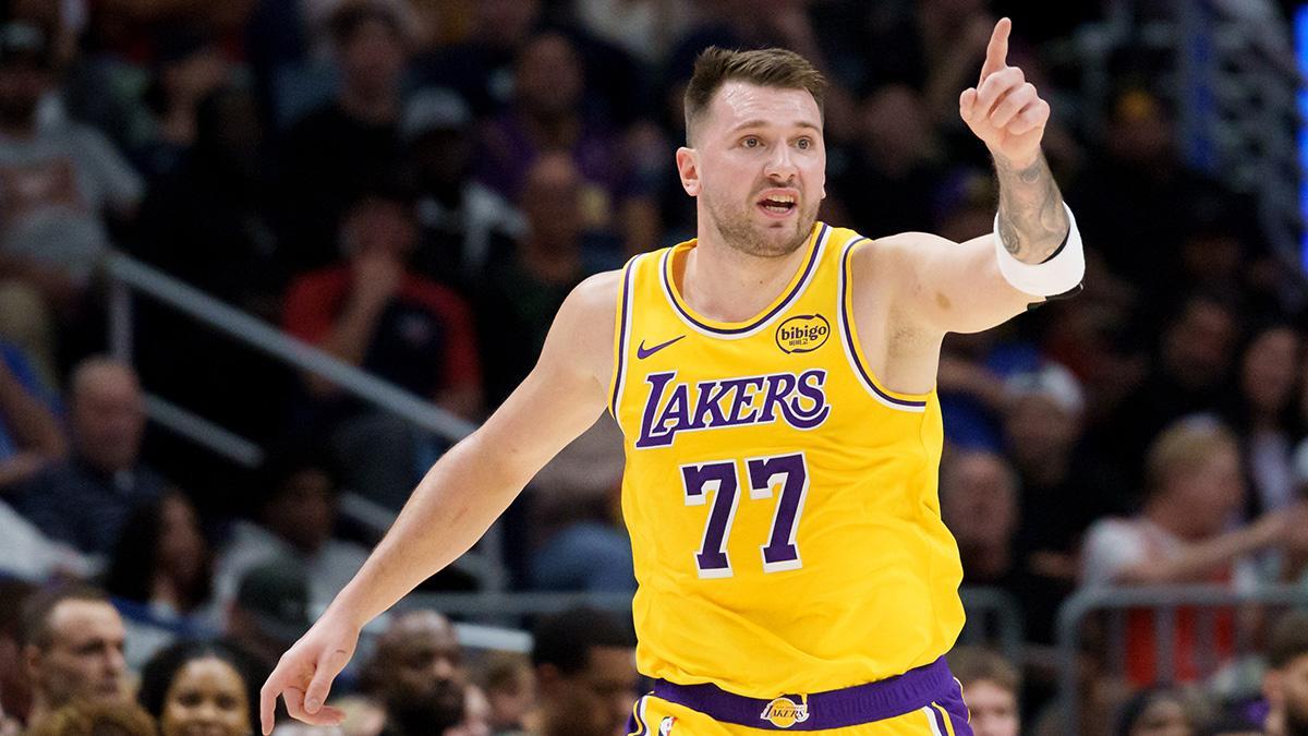 Luka Doncic celebra tras anotar con Los Angeles Lakers