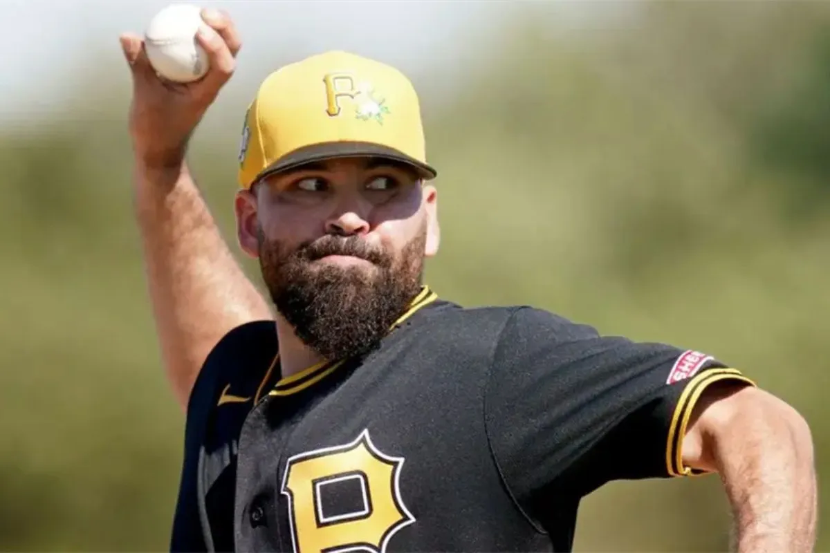 José urquidy sale al rescate de los piratas