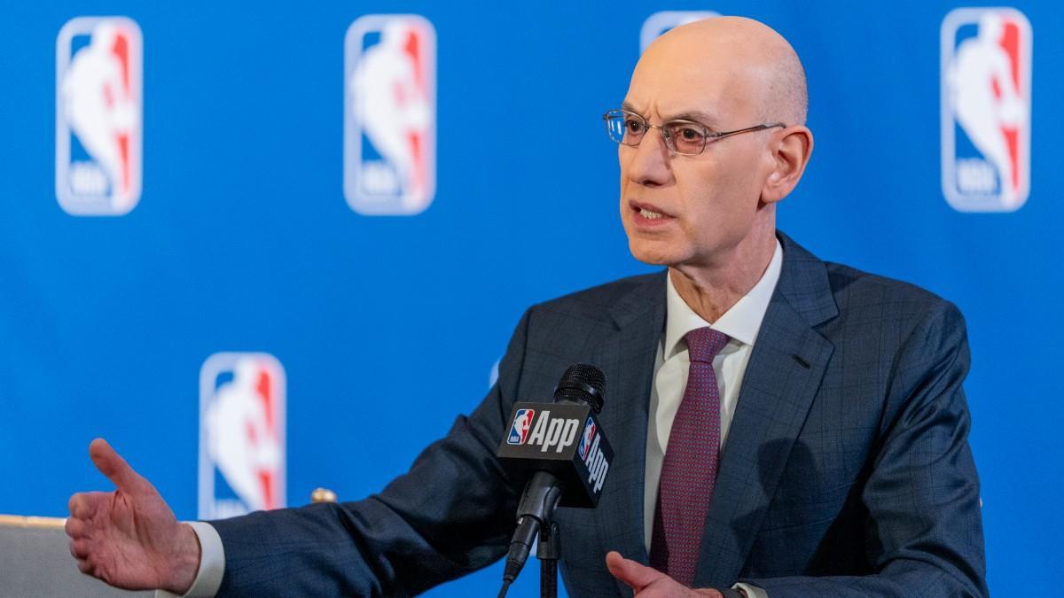 El comisionado de la NBA, Adam Silver, habla durante una rueda de prensa en Nueva York