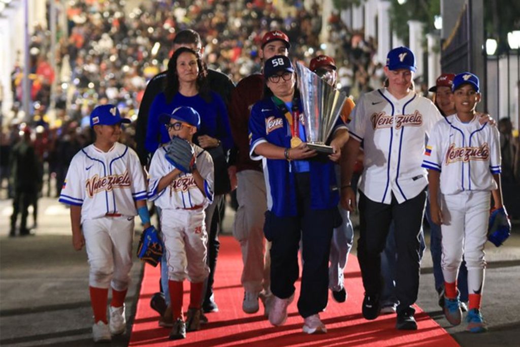 Venezuela recibió copa del Clásico Mundial