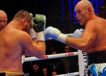 Tyson Fury vence cómodamente a Arslanbek Makhmudov