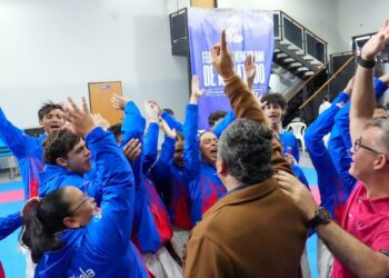 Atletas reciben dotación para los Suramericanos