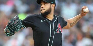 Eduardo Rodríguez firma inicio histórico y entra en un club